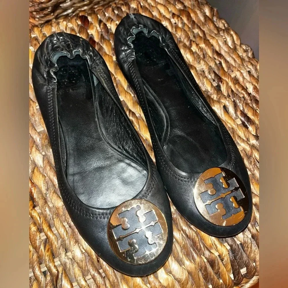 Tory Burch ballet flats. Gold medallion. Black leather.